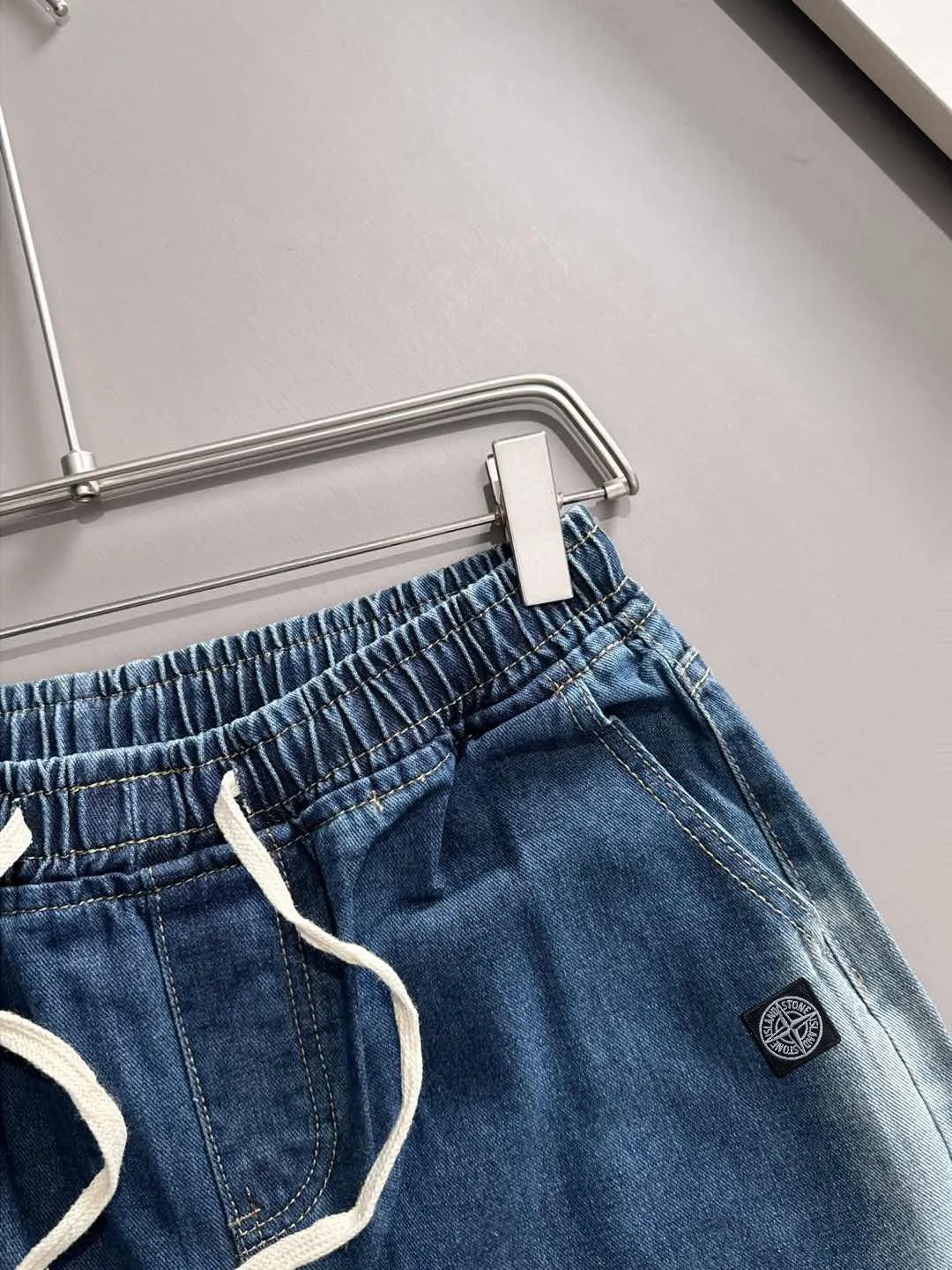 🅿️330 Stone Island 2025 new summer jeans and denim shorts are woven from imported Japanese Denim plain cotton denim fabrics. They are complete with three standards. The top stonewashing process makes the texture reach the old taste of the 1980s. It is soft, delicate, comfortable and breathable. The color has a modern and fashionable vicissitudes. The upper body is versatile and fashionable! Light luxury, a must-have item for daily commuting! Size: S-2XL (please state your height and weight when placing an order)